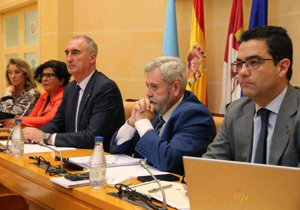 Los concejales May Escobar, Rosalía Serrano, Alejandro González-Salamanca y José Luis Horcajo junto al alcalde de Segovia, José Mazarías (centro).