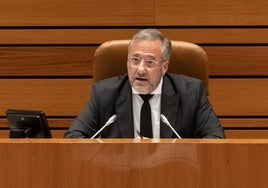 El presidente de las Cortes, Carlos Pollán, durante el Pleno de las Cortes de este martes.