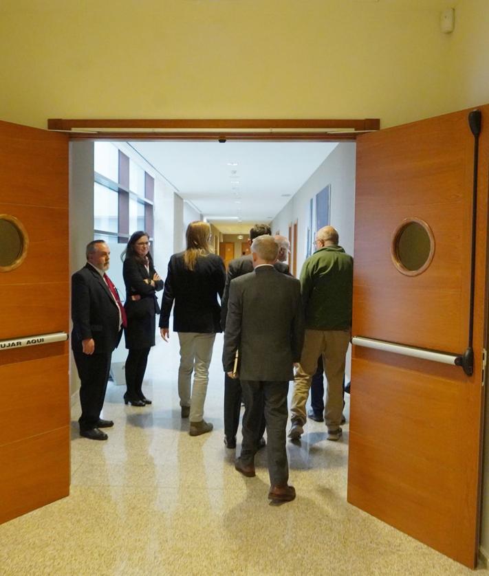 Imagen secundaria 2 - La Mesa de las Cortes, durante el minuto de silencio. Luis Tudanca, con sus procuradores antes de suspenderse el Pleno. Los portavoces de los grupos se reúnen de urgencia, a mitad de sesión, para decidir sobre la cancelación del Pleno. 