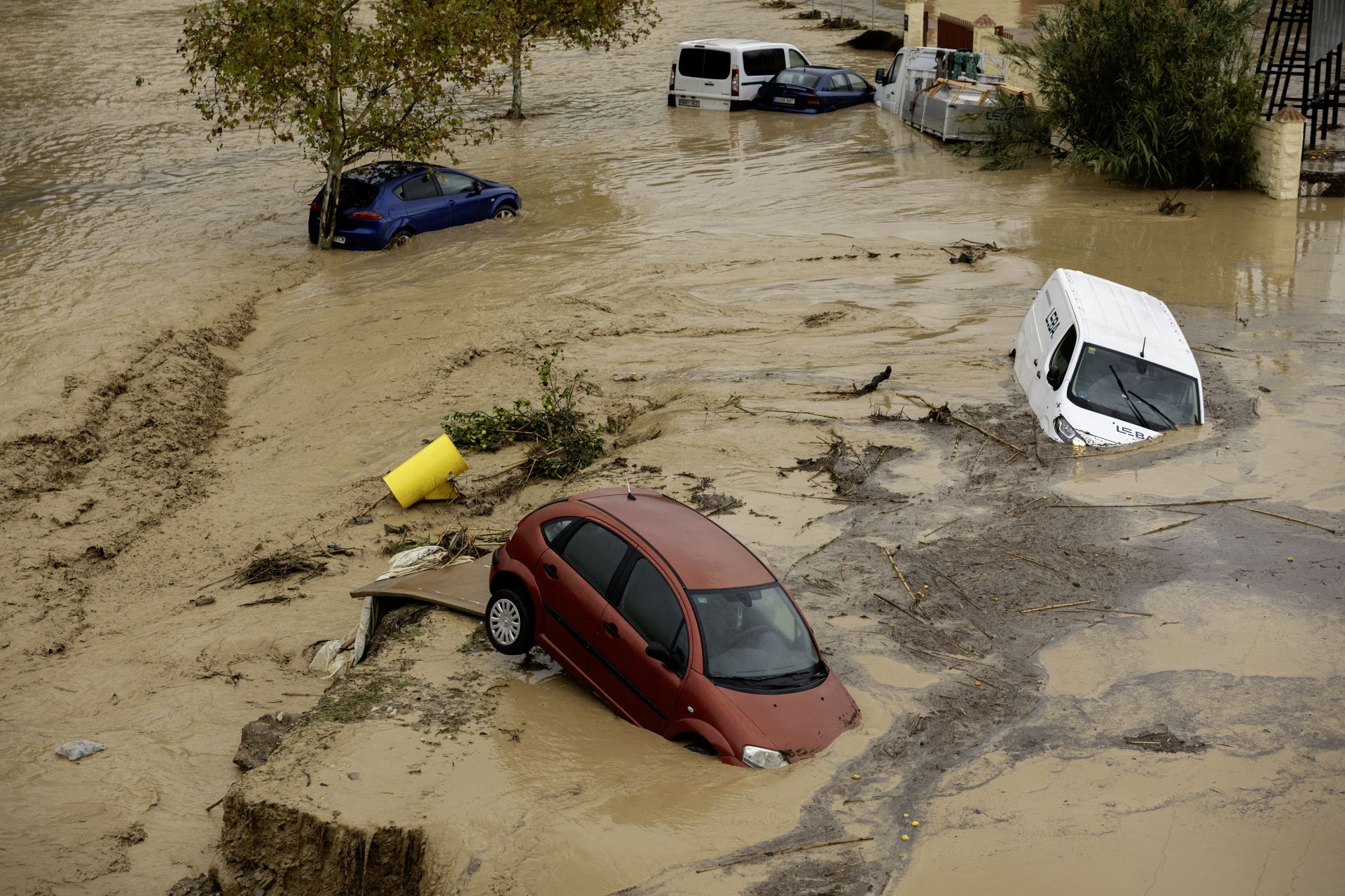 Estado en el que han quedado los coches en la localidad malagueña de Álora tras el desborde del río Guadalhorce 