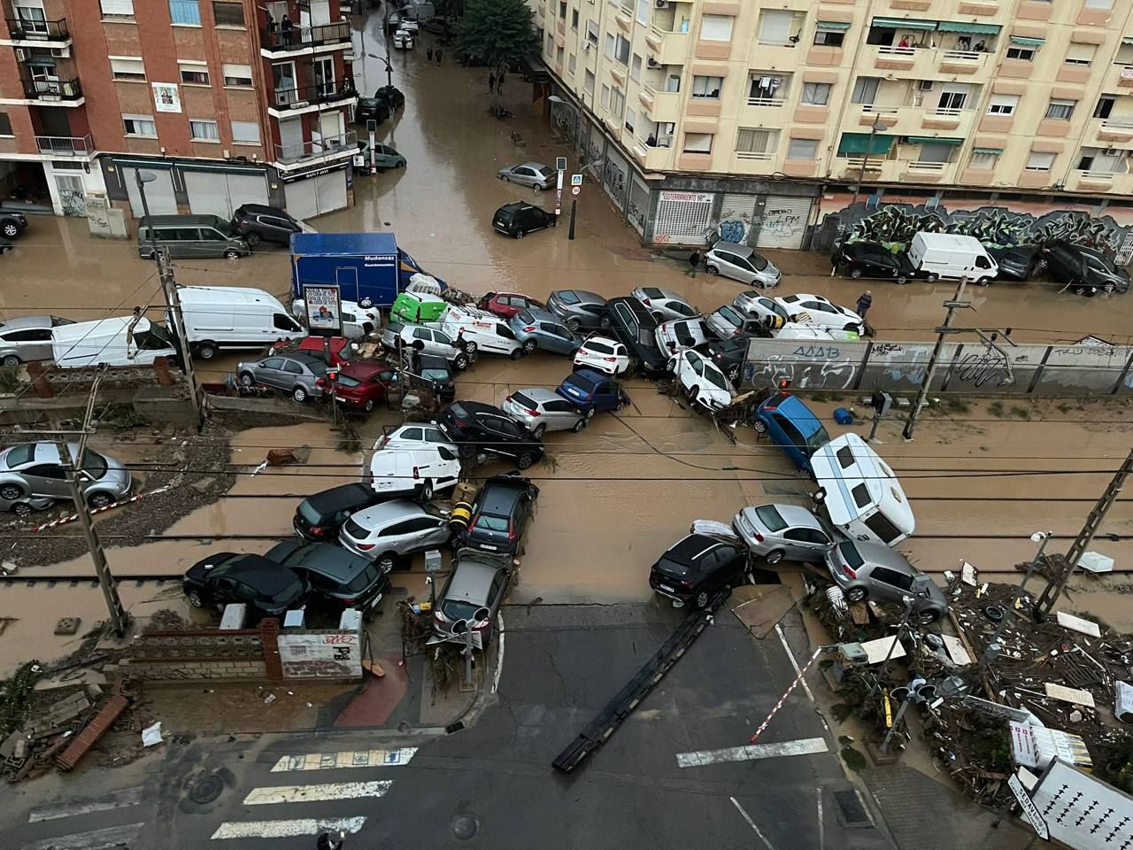 Coches apilados en vías de tren en Valencia.