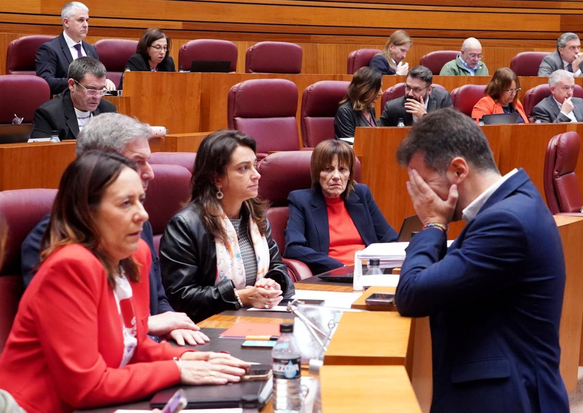 Imagen secundaria 1 - La Mesa de las Cortes, durante el minuto de silencio. Luis Tudanca, con sus procuradores antes de suspenderse el Pleno. Los portavoces de los grupos se reúnen de urgencia, a mitad de sesión, para decidir sobre la cancelación del Pleno. 