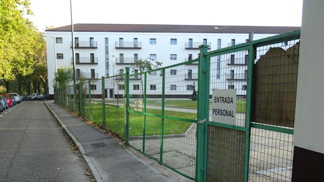 Imagen después - El acceso a la plaza, ya sin la verja del cuartel, retirada el pasado 29 de octubre.