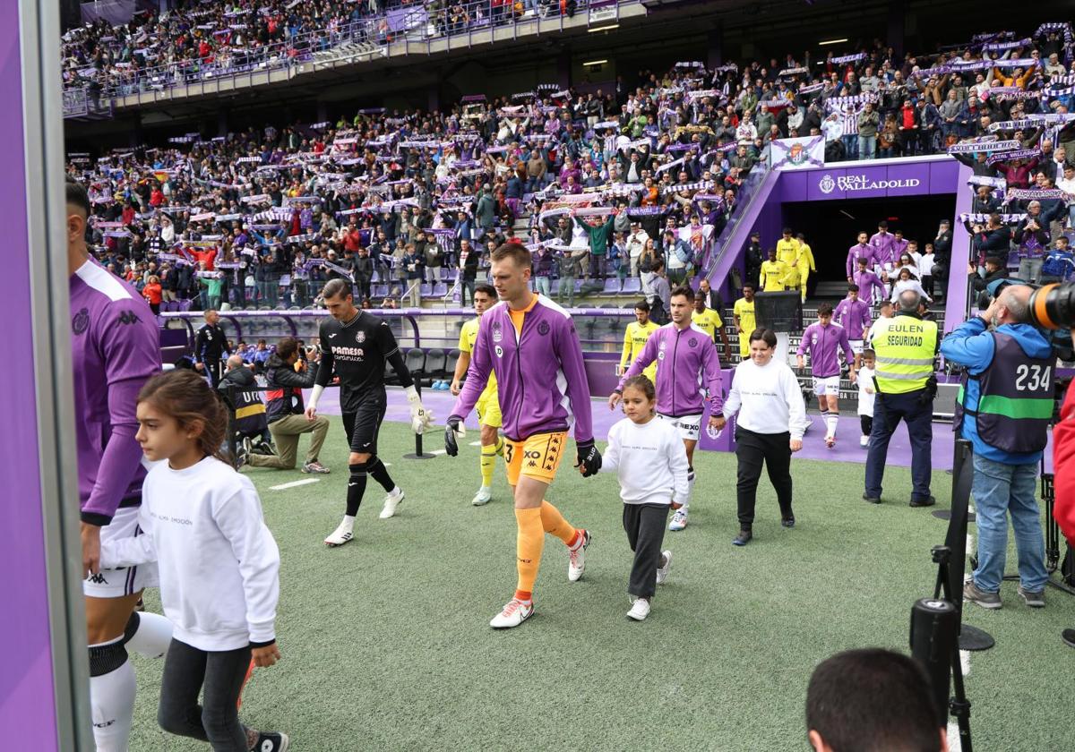 Salida de los jugadores al césped de Zorrilla antes del último Real Valladolid-Villarreal