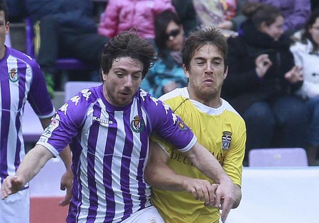 Sisi pugna con Álvaro Antón durante un Real Valladolid-Cartagena en 2012