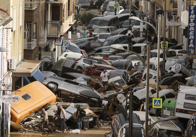 Montonera de coches arrastrados por el agua en la localidad valenciana de Picaña.