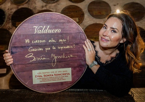 Sonya Yoncheva, con el témpano o tapa de barrica donde es reconocida como nueva socia de honor de la membresía de Valduero.