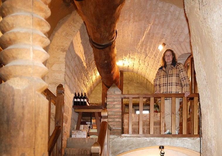 Amada Salas, en su bodega tradicional subterránea de Dueñas.