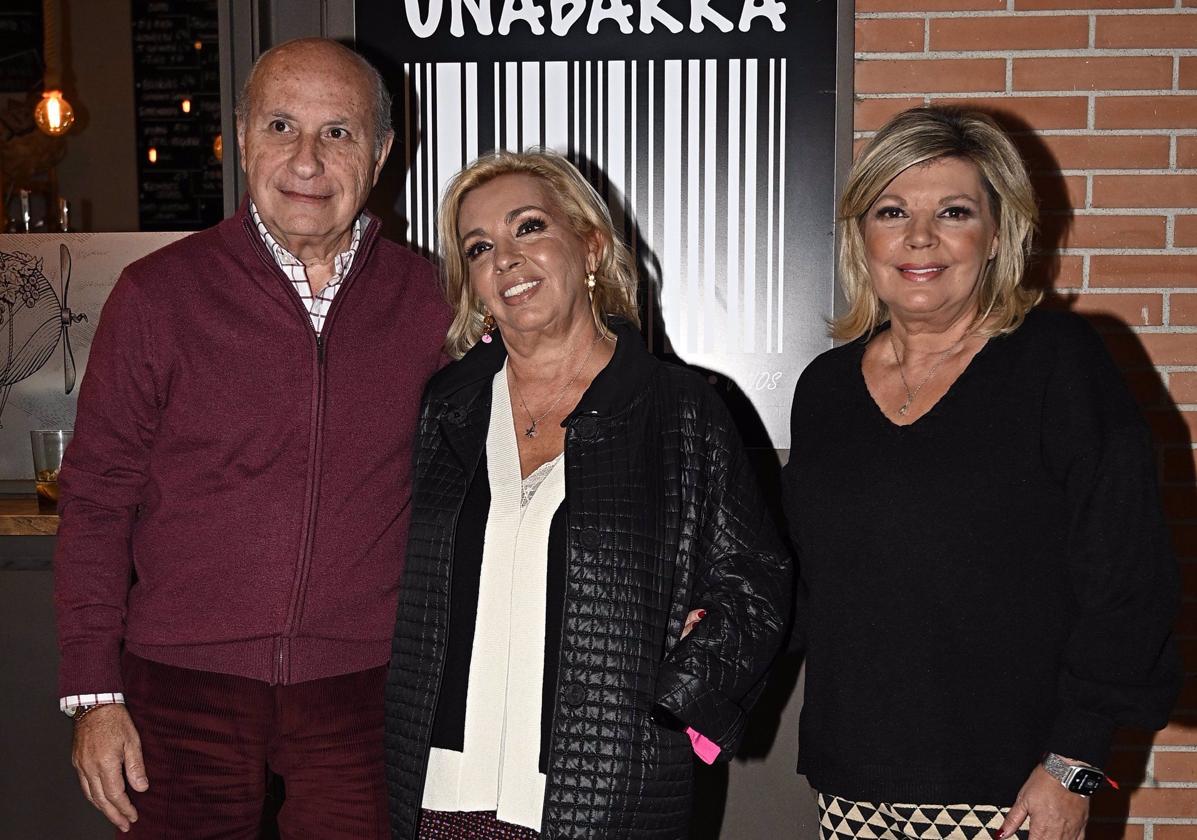 Carmen Borrego, en el centro, junto a su marido, José Carlos Bernal, y su hermana Terelu Campos.