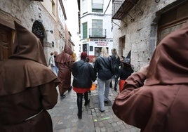 Tres monjes misteriorosos escoltan a la expedición que ha participado este jueves en el 'escape room' de Halloween en Tordesillas