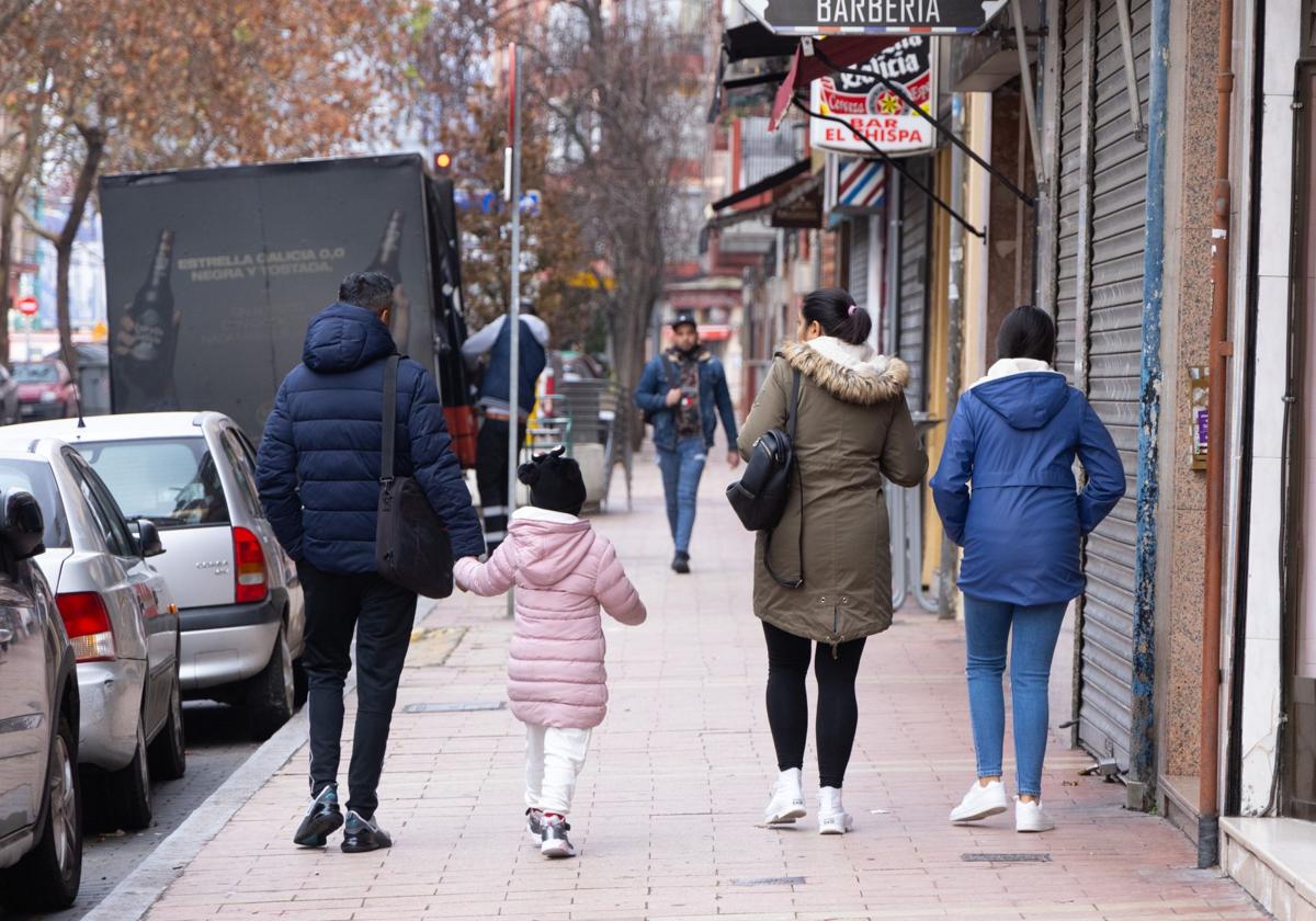 Una familia pasea por una calle del barrio de Delicias, en una imagen de archivo.