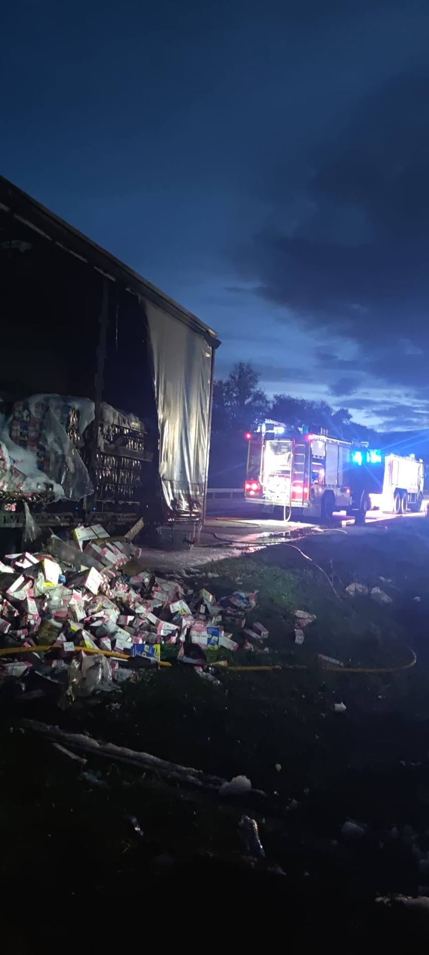 Así han apagado los Bomberos el incendio de un camión de transporte en la N-112