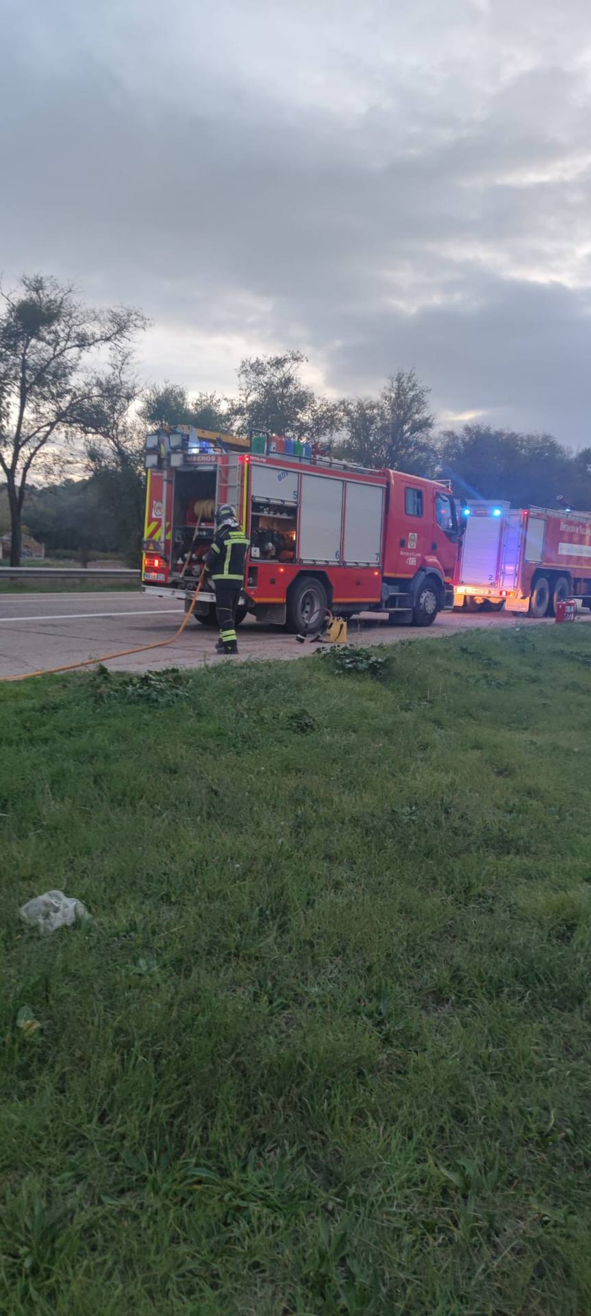 Así han apagado los Bomberos el incendio de un camión de transporte en la N-112