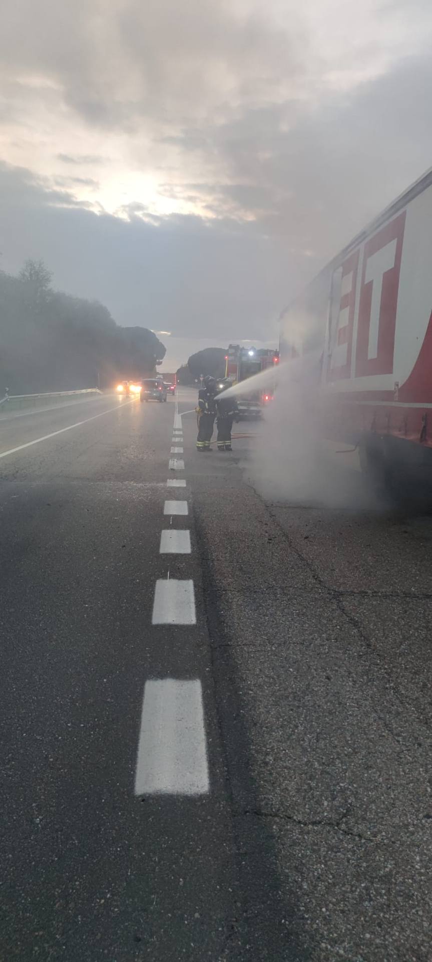 Así han apagado los Bomberos el incendio de un camión de transporte en la N-112