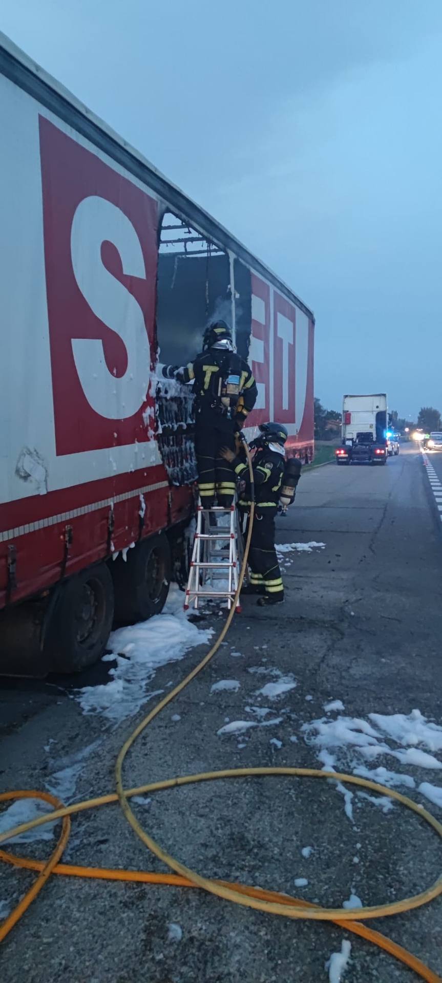 Así han apagado los Bomberos el incendio de un camión de transporte en la N-112