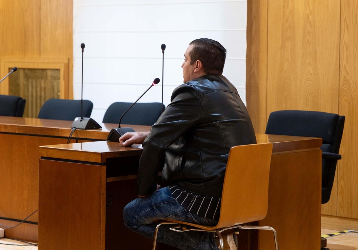 El condenado, durante el juicio.