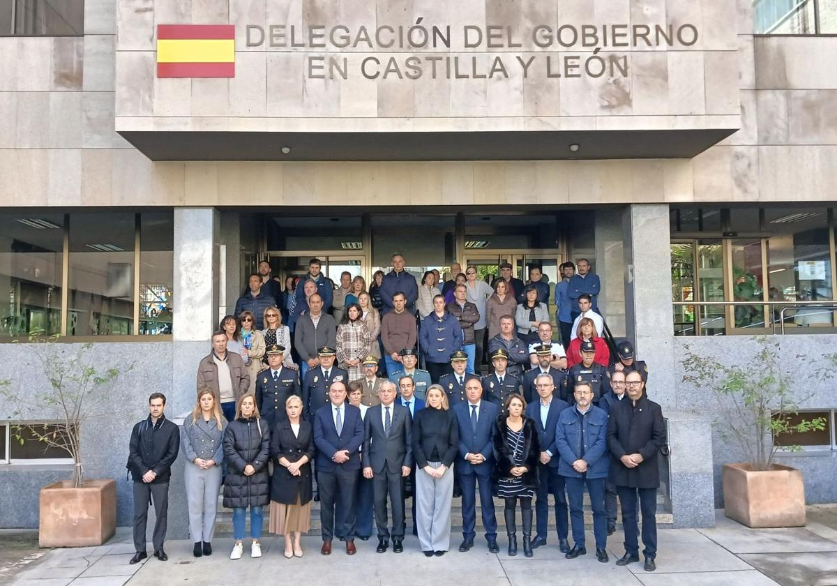 Minuto de silencio frente a la Delegación del Gobierno en Valladolid, este jueves.