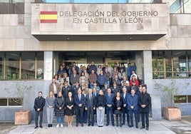 Minuto de silencio frente a la Delegación del Gobierno en Valladolid, este jueves.