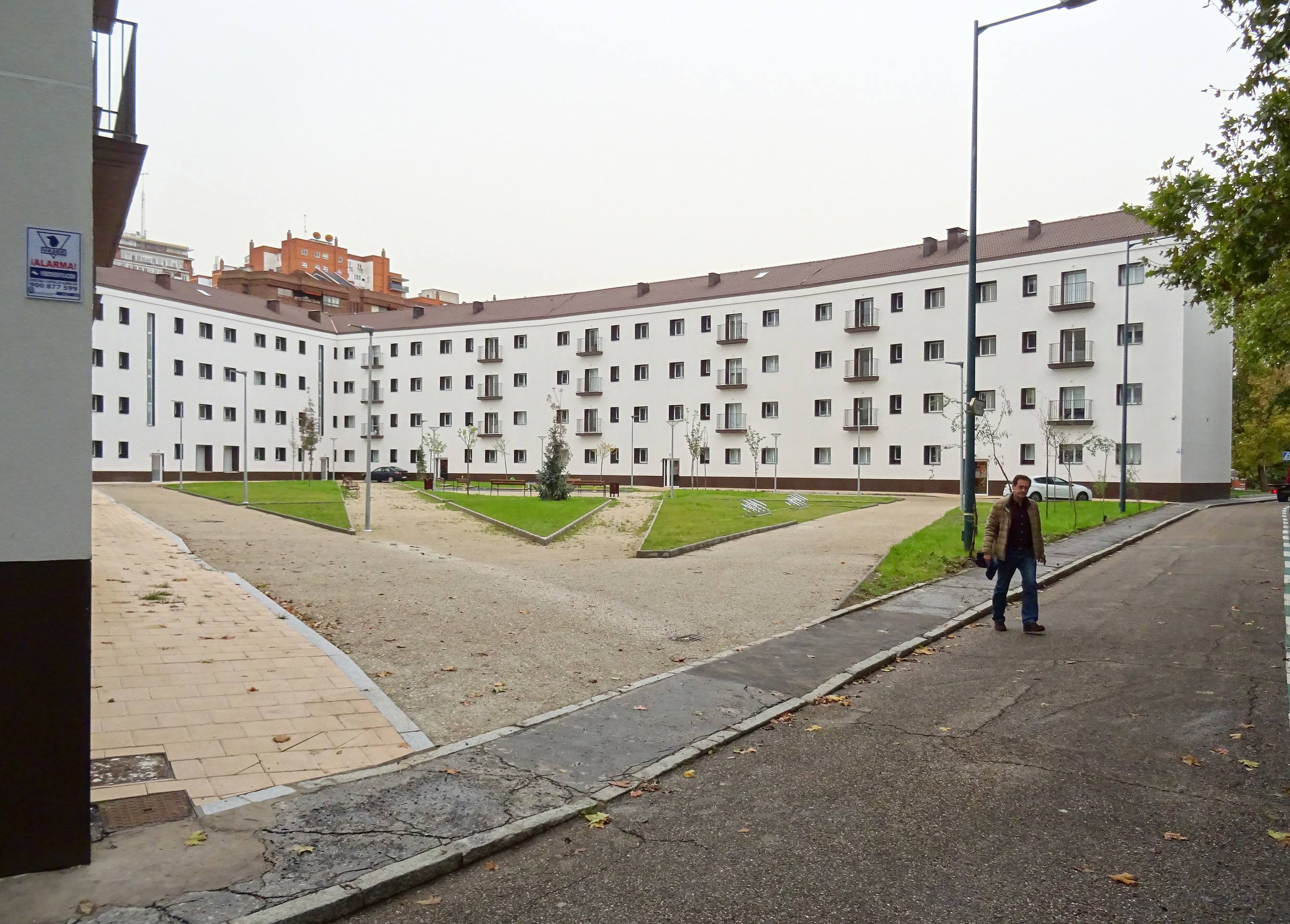 Así luce la nueva Plaza del coronel Manuel López Muñoz sin la valla del antiguo cuartel