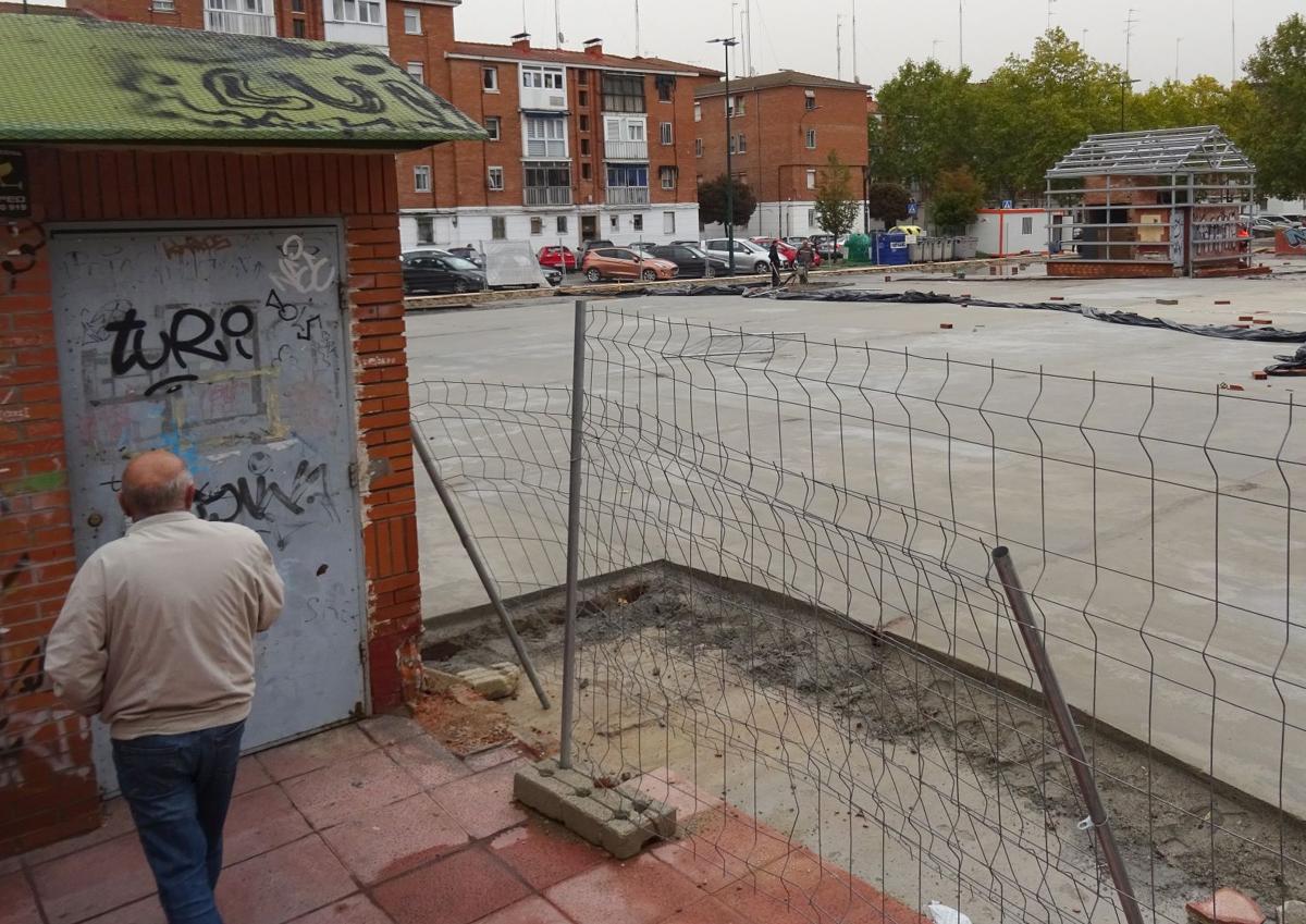 Imagen secundaria 1 - Trabajos de impermeabilización del firme y de renovación del acceso al ascensor del estacionamiento de la calle Romojaro. Debajo, a la izquierda, el acceso peatonal abierto al subterráneo y detalle (derecha) de las porterías retiradas de la pista.