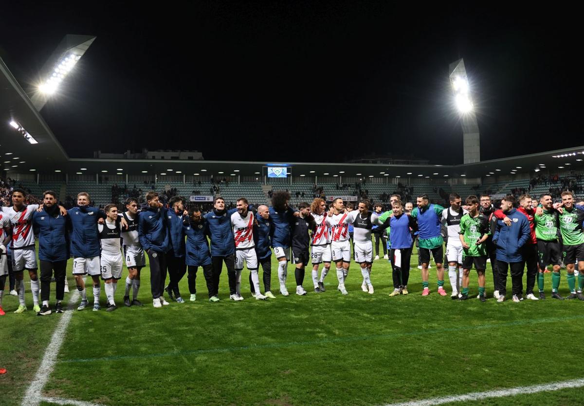 Los jugadores del Rayo Vallecano y del Villamuriel se abrazan forma una larga hilera saludando a los aficionados visitantes presentes en La Balastera.