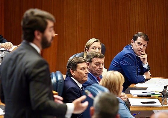 Alfonso Fernández Mañueco escucha a Juan García-Gallardo en una sesión de control en el Pleno de las Cortes de Castilla y León.