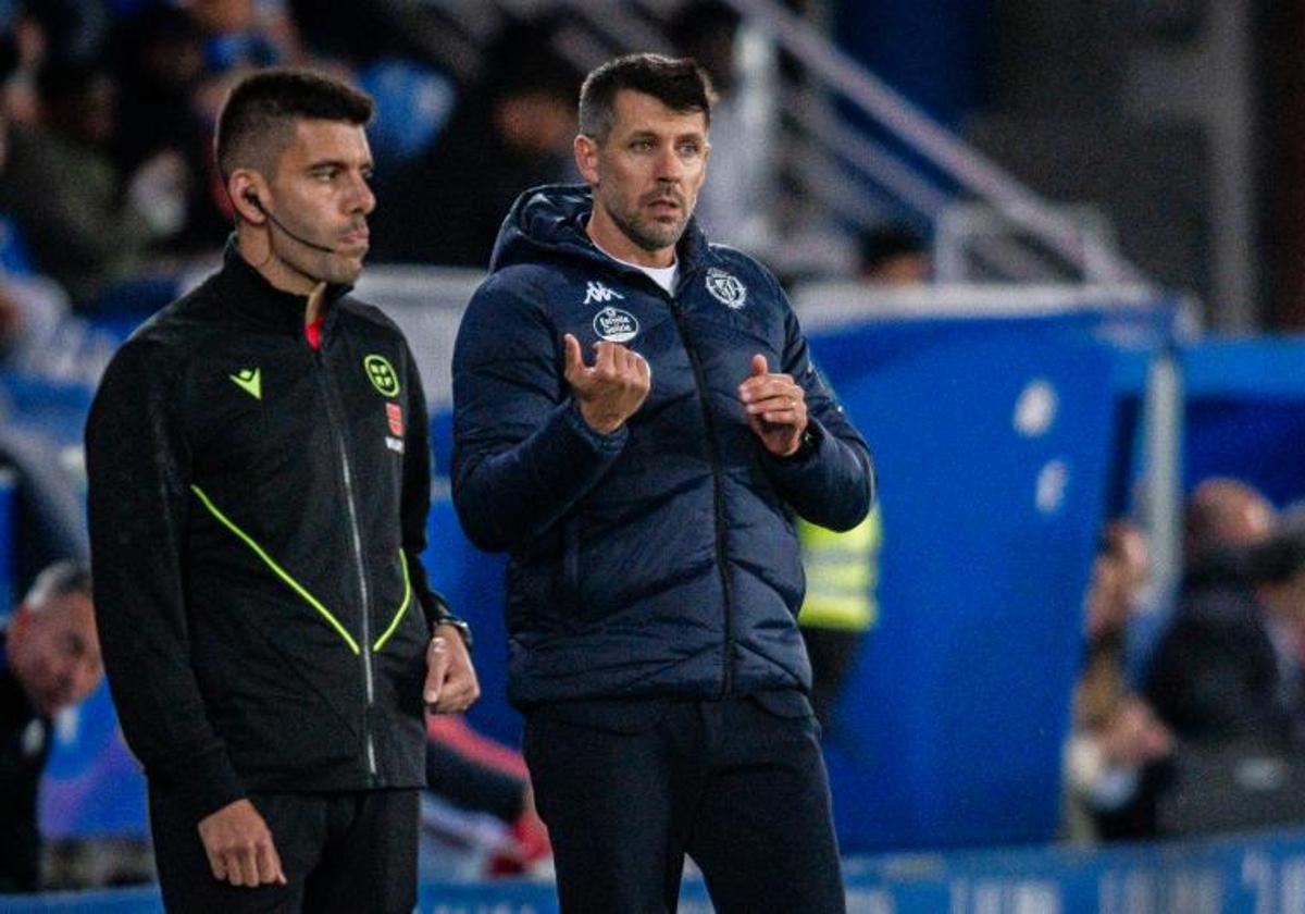 Pezzolano imparte indicaciones durante el choque del Real Valladolid ante el Alavés hace dos jornadas.