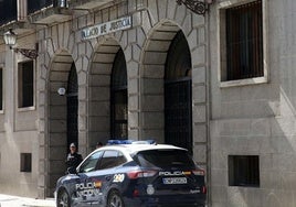 Coche de la Policía ante la entrada a la Audiencia Provincial.