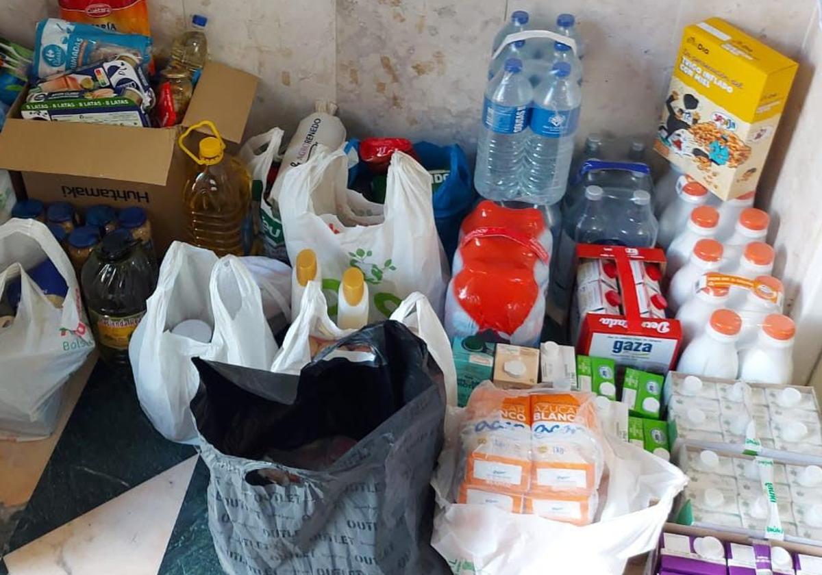 Bolsas cargadas de alimentos y productos no perecederos recogidos este viernes en Tudela de Duero.