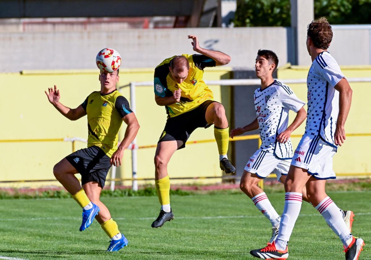 Dos jugadores del Mojados tratan de hacerse con el balón.