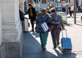 Imagen de archivo de turistas en la estación Campo Grande de Valladolid.