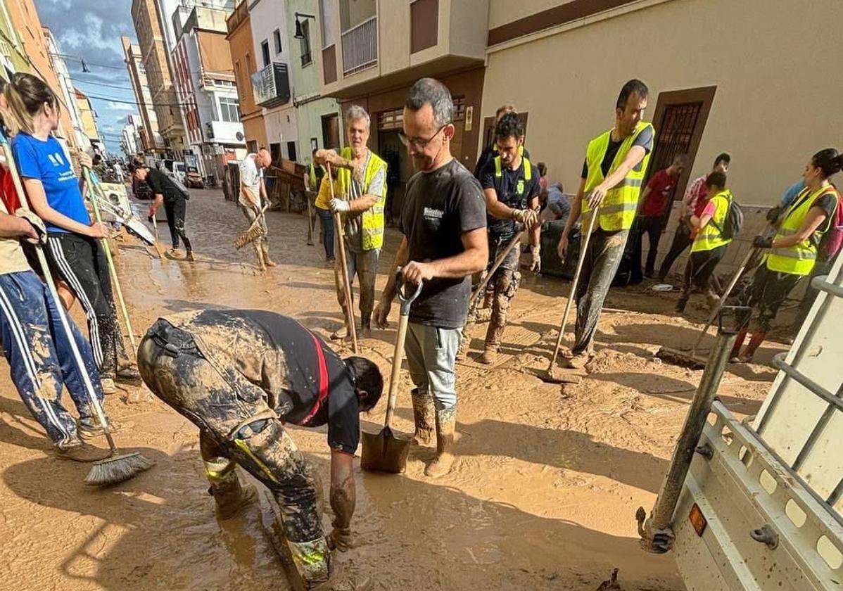 Bomberos segovianos, en tareas de limpieza en una calle de Alcudia.