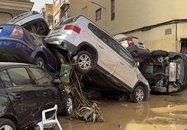 Vehículos destrozados tras el paso de la DANA por Catarroja.