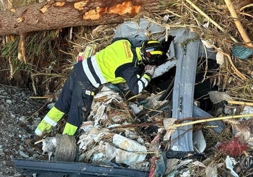 Los bomberos de Valladolid ya achican garajes y rastrean ríos en Valencia