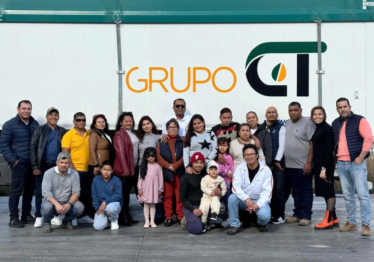 Los empleados peruanos de Grupo CT posan junto a sus familias y los dueños de la empresa, Jonathan Santarén (d) y María Isabel Hernández (2d).