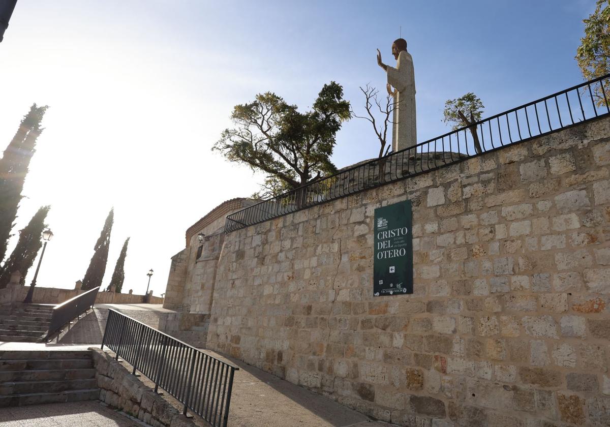 Vista del Cristo, desde los pies del monumento, junto al mirador.