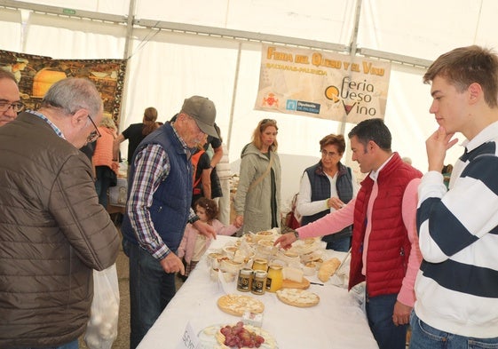 Baltanás disfruta de la XIII Feria del Queso y el Vino