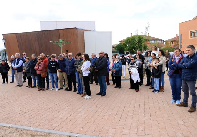 Los asistentes al homenaje a Olivia guardan cinco minutos de silencio.