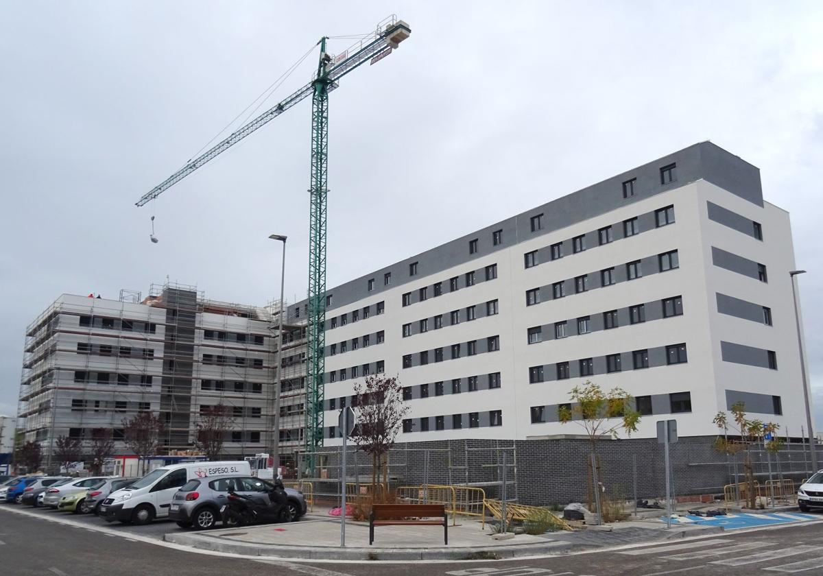 Viviendas en construcción en el barrio de los cuarteles de Farnesio de Valladolid.