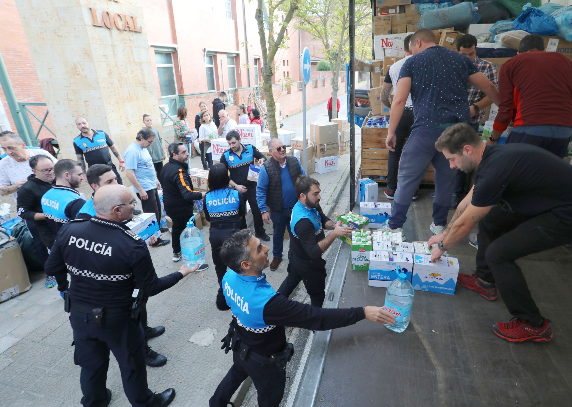 Carga del primer camión de ayuda desde Palencia a Valencia