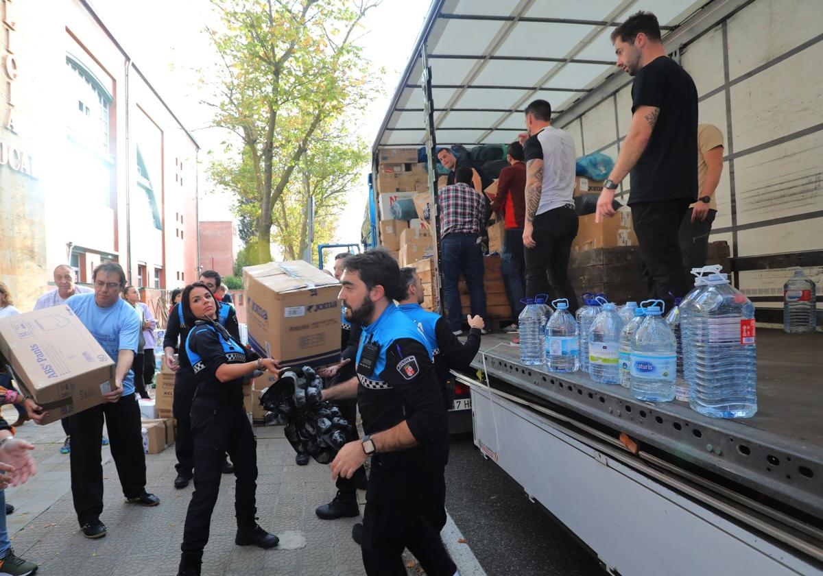 Carga del primer camión de ayuda desde Palencia a Valencia