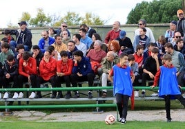 Gradas de La Albuera durante el partido entre la Segoviana y el Barcelona B