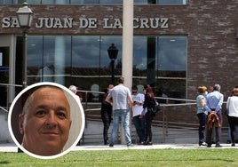 Personas en el exterior del tanatorio San Juan de la Cruz, de la agencia funeraria Santa Teresa, cuyo director es Óscar de la Fuente (en el círculo).