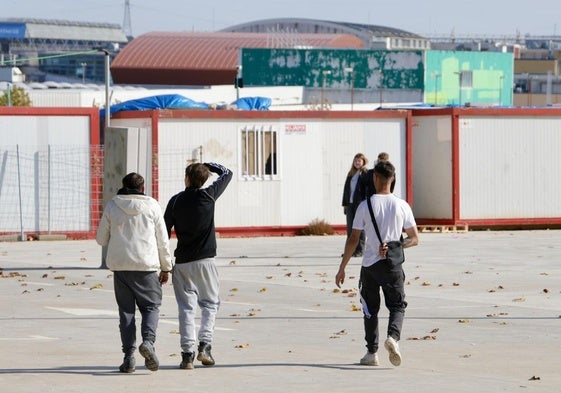 Jóvenes en la zona de las peñas de Zaratán este sábado, donde tuvo lugar el suceso.