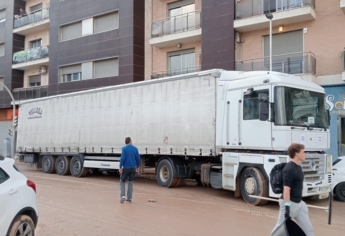 El tráiler de Luis del Agua cargado de agua en Algemesí, este domingo por la mañana.