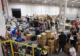 La nave del polígono de San Cristóbal donde se ha recogido la ayuda.