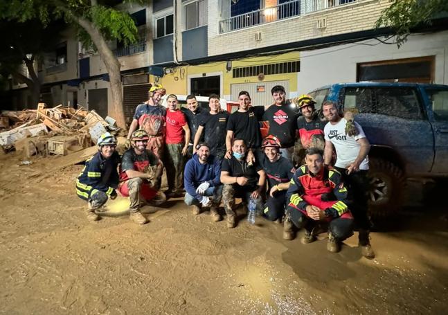 Los voluntarios vallisoletanos con un grupo de bomberos de Sevilla