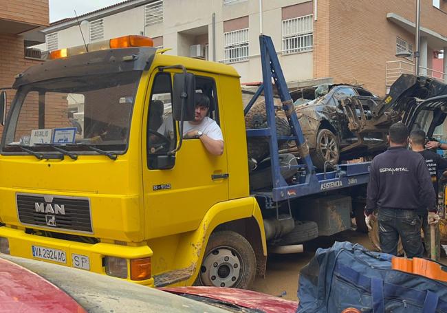 Marco Muelas en la grúa mientras una máquina cargaba los vehículos que taponaban las calles