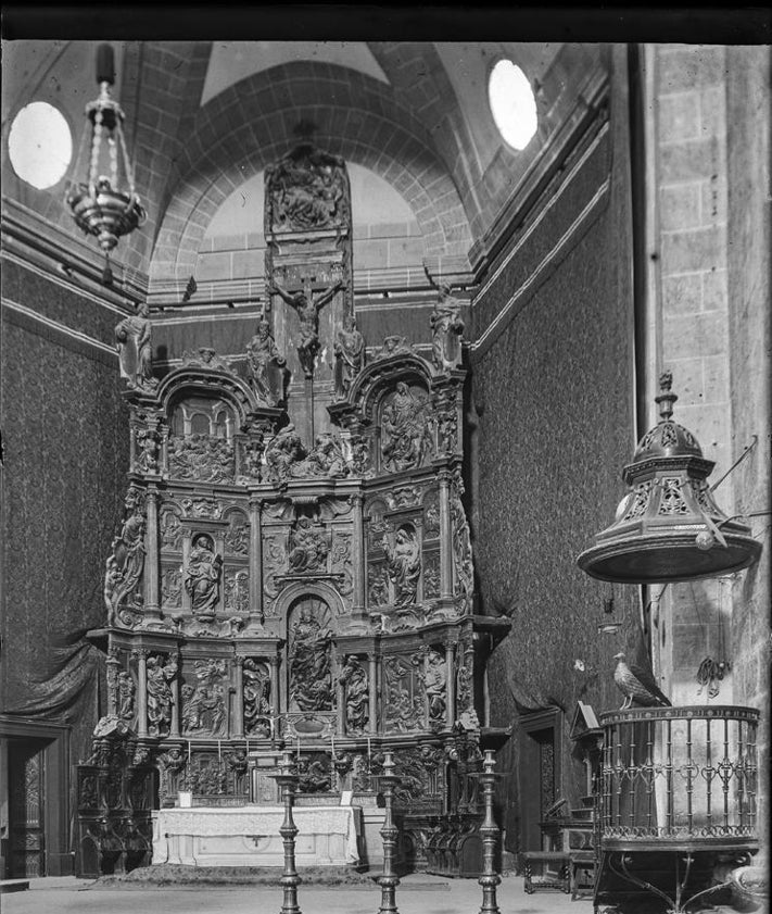 Imagen secundaria 2 - Arriba, el artículo de Emilia Pardo Bazán sobre Valladolid publicado en 'La Lira' en 1875; abajo, el Ateneo, donde impartió la conferencia inaugural en 1920, y el retablo de Juan de Juni en la catedral de Valladolid.