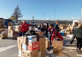 Voluntarios cargan con las cajas del material donado a la campaña para auxiliar a las víctimas de la DANA de Valencia.